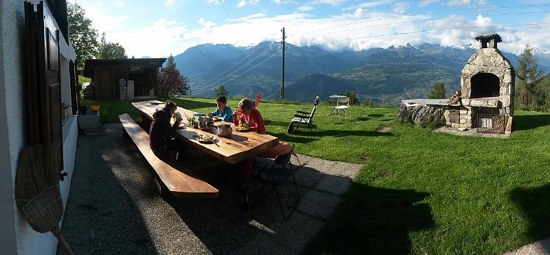 20140530_183157.jpg - 30.5. Nachtessen vor Chalet