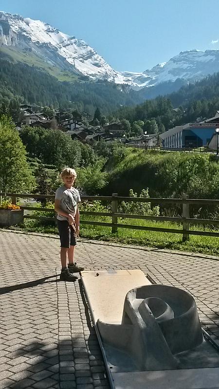 20140716_093400.jpg - 16.7. Minigolf in Leukerbad