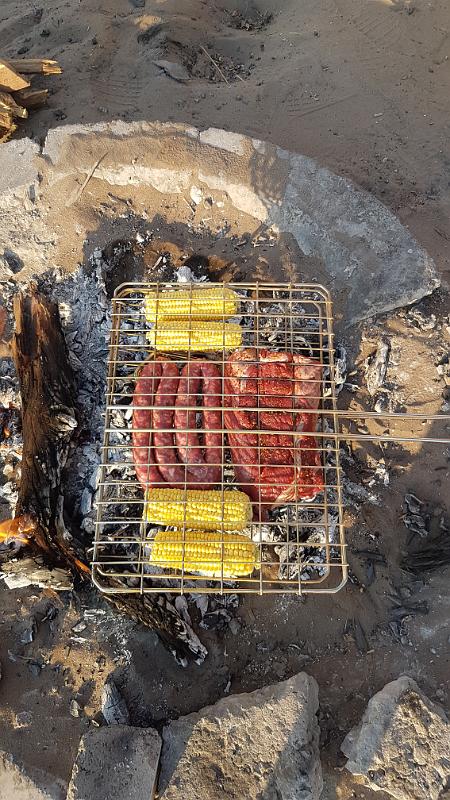20161011_173322.jpg - 11.10. Kudu Shirlon Steak, Würste und Mais zum Corinnes Geburtstag