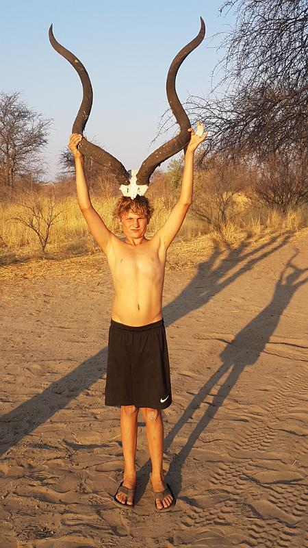 20161011_173944.jpg - 11.10. Simon mit Kuduhörner auf Sunday Pan Campsite, Central Kalahari GR 